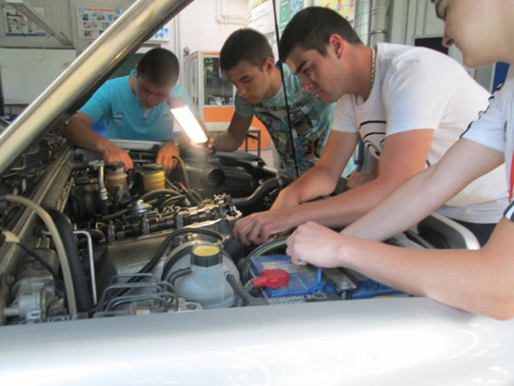 Ученици от Електрониката ще усвояват компютърната диагностика на автомобила в Австрия