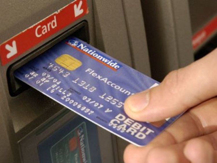 Млада дама точи чужда дебитна карта