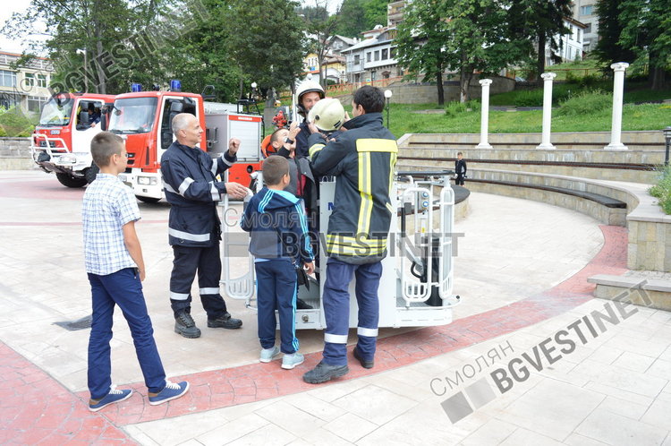 Деца се надпреварваха да се качат на 30-метровата пожарна стълба и да погледнат Смолян от високо