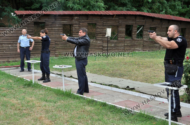 Полицаи, военни и журналисти в стрелба по повод празника на МВР