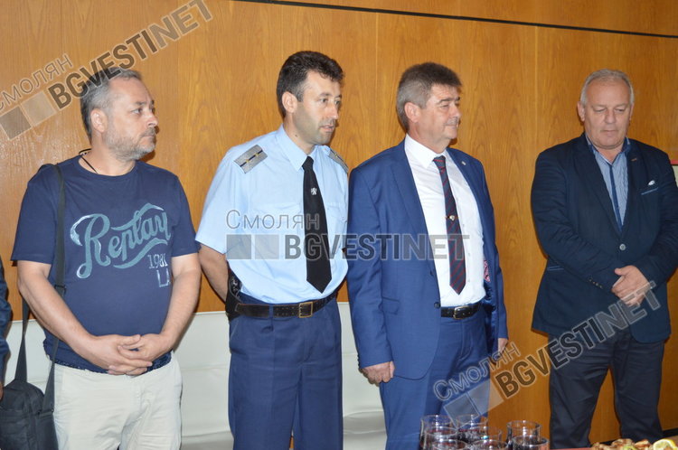 Деца се надпреварваха да се качат на 30-метровата пожарна стълба и да погледнат Смолян от високо