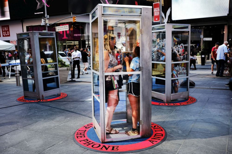 Имало някога, някъде... Телефонни кабини с истории на мигранти  