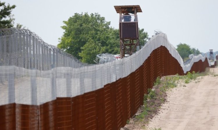 Унгария пусна ток по оградата на границата със Сърбия 