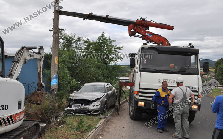 Англичанин с Мерцедес отсече стълб до училището в Конуш