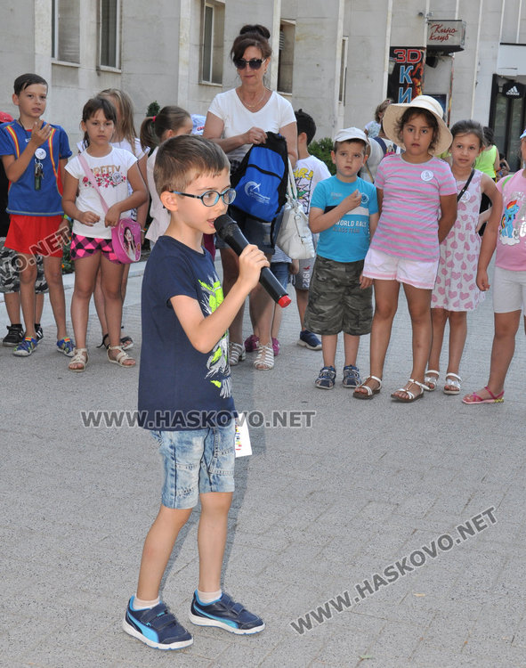 Десетки деца се включиха в „Забавно лято“ пред библиотеката