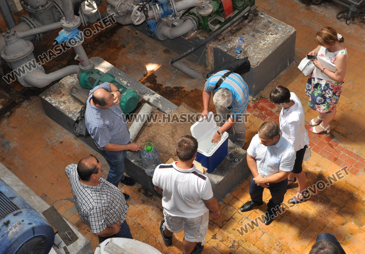 Професори геолози пиха от Хасковската вода в присъствието на прокурори