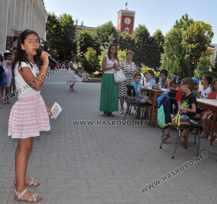 Десетки деца се включиха в „Забавно лято“ пред библиотеката