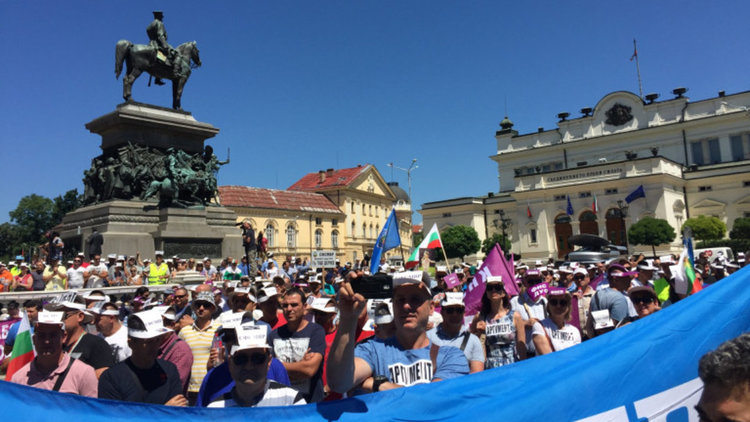 Полицаи излязоха на жълтите павета