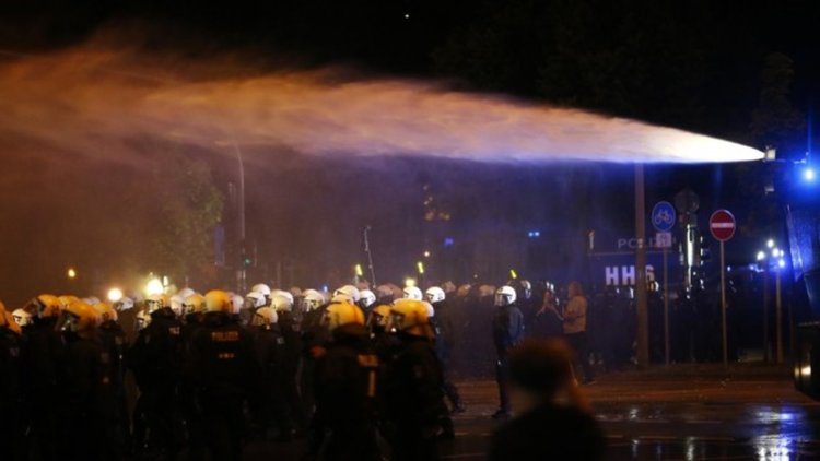 Полицаи и антиглобалисти влязоха в сблъсъци в Хамбург