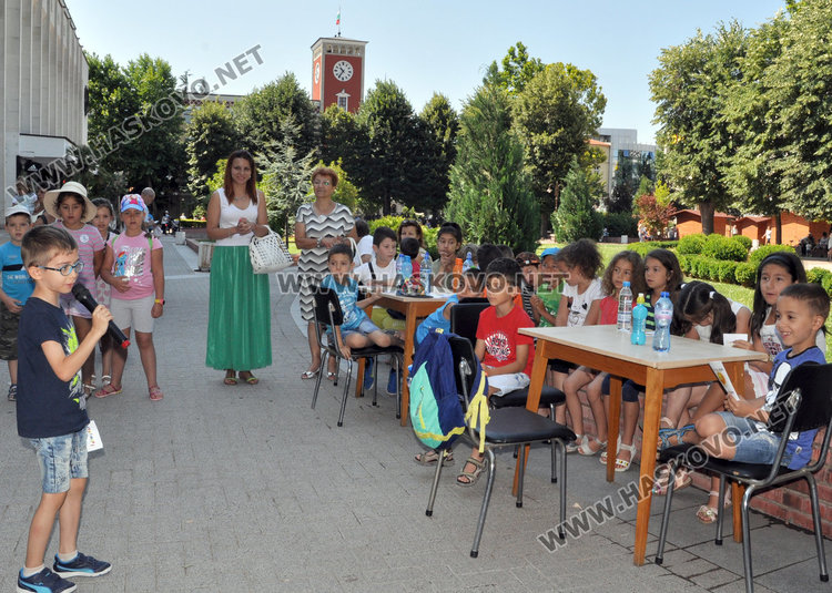 Десетки деца се включиха в „Забавно лято“ пред библиотеката