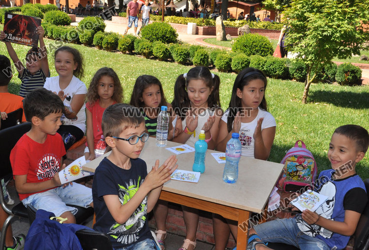 Десетки деца се включиха в „Забавно лято“ пред библиотеката