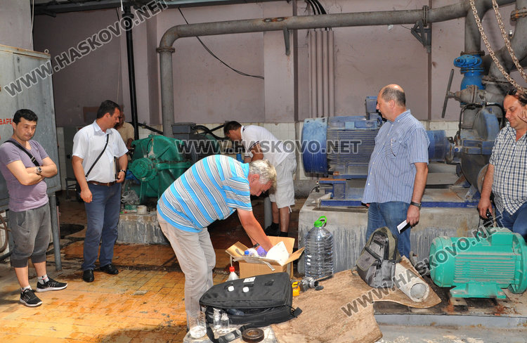 Професори геолози пиха от Хасковската вода в присъствието на прокурори