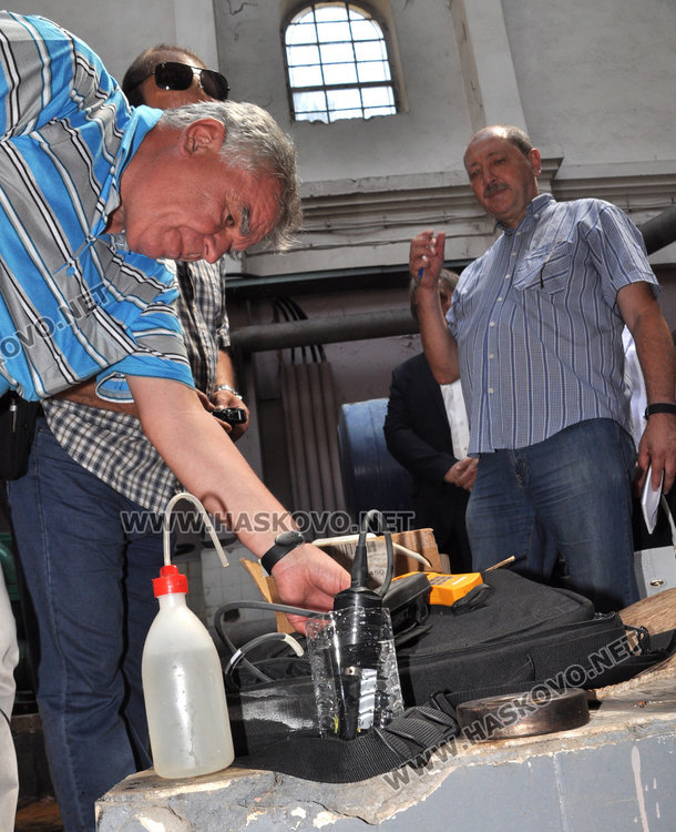 Професори геолози пиха от Хасковската вода в присъствието на прокурори