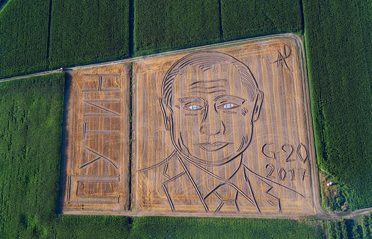 Портрет на Путин се появи на поле в Италия (видео)