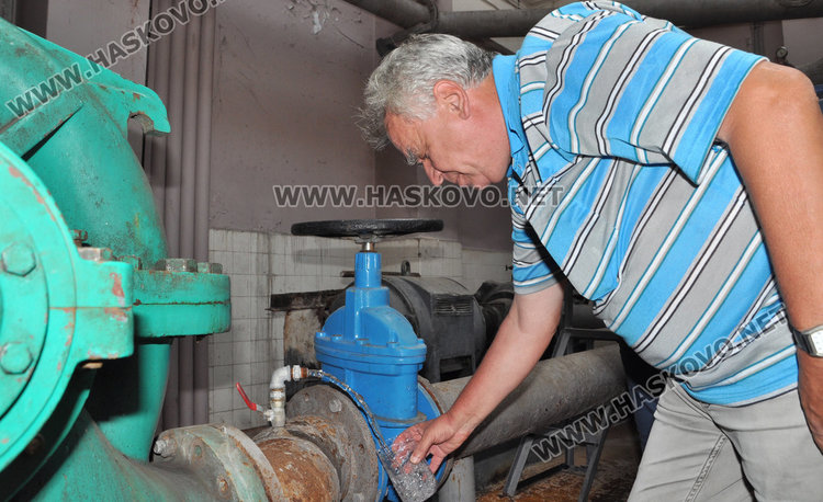 Професори геолози пиха от Хасковската вода в присъствието на прокурори