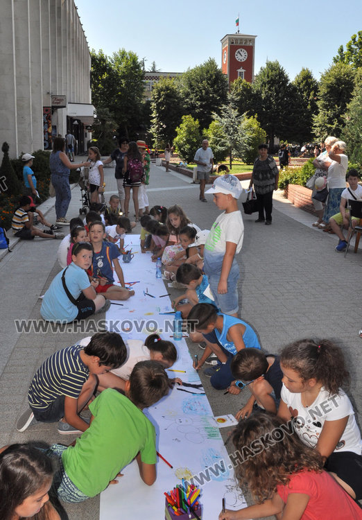 Десетки деца се включиха в „Забавно лято“ пред библиотеката