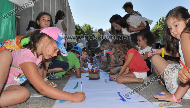 Десетки деца се включиха в „Забавно лято“ пред библиотеката