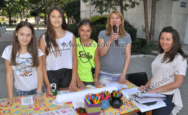 Десетки деца се включиха в „Забавно лято“ пред библиотеката