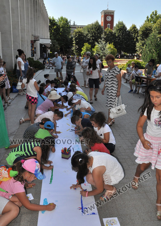 Десетки деца се включиха в „Забавно лято“ пред библиотеката