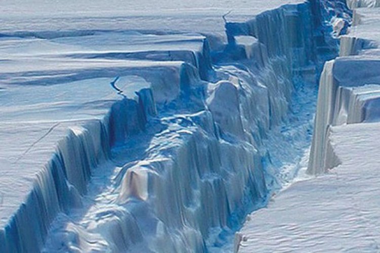 Колосален айсберг се откъсва от Антарктика