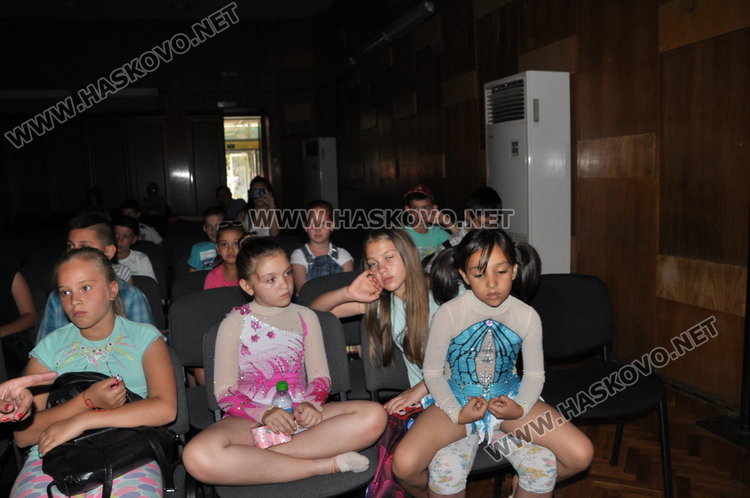 Малки таланти на сцената на Младежкия център