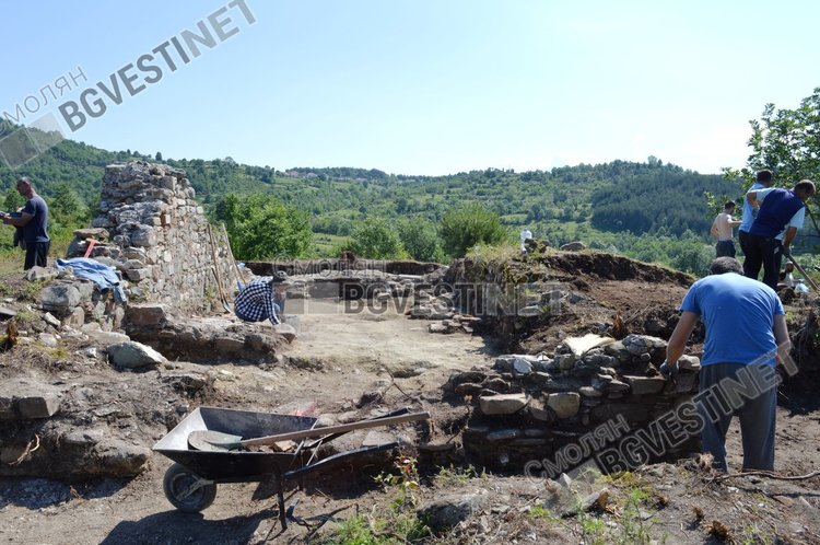 Митрополит Николай освещава средновековна църква край Златоград