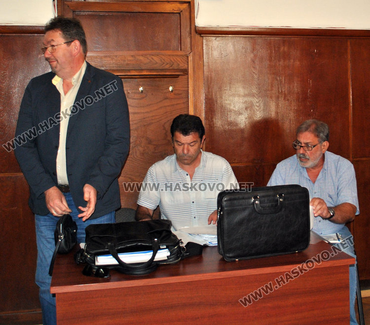 Георги Иванов (вдясно) с двамата си адвокати