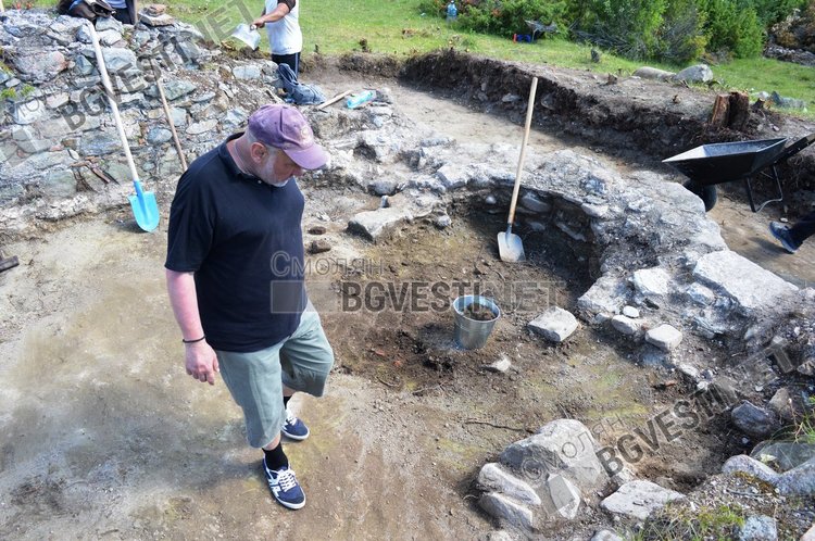 Митрополит Николай освещава средновековна църква край Златоград