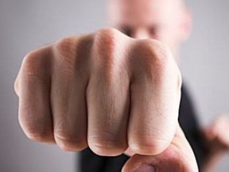 Бой заради ливада, млад мъж налага опонента 