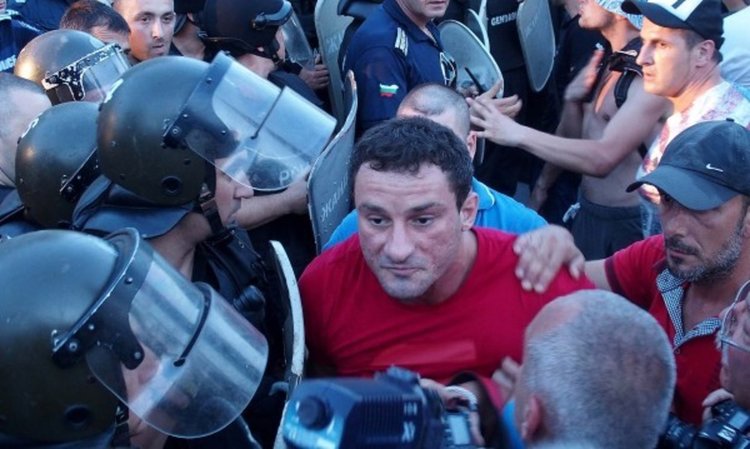 Съдът остави Перата в ареста след скандал в залата