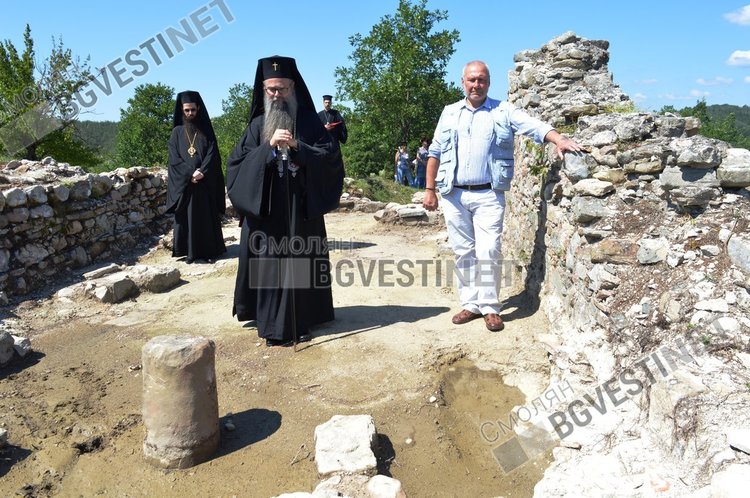 Църква на седем века възстановяват златоградчани, митрополит Николай благослови начинанието