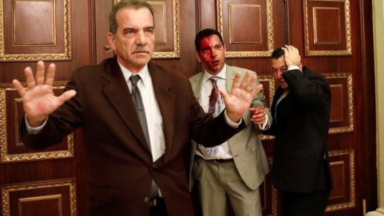 Стотици блокирани с часове във венецуелския парламент