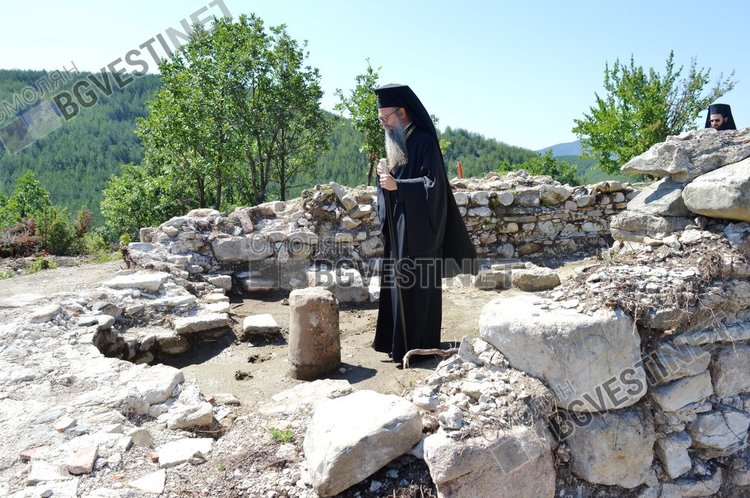 Църква на седем века възстановяват златоградчани, митрополит Николай благослови начинанието