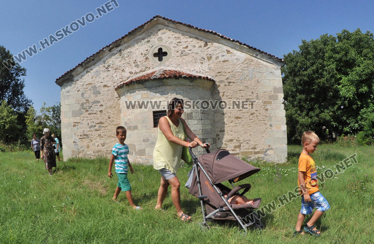 Курбан от фасул и сладолед за 130 г от освещаване на църквата „Света Неделя“