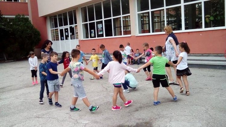 Близо 40 деца преминаха през лятната академия в ОУ П.Славейков"