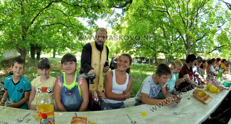 Курбан от фасул и сладолед за 130 г от освещаване на църквата „Света Неделя“