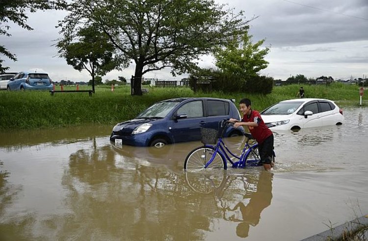 Част от Япония е пометена от дъждове и порои  