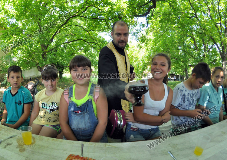 Курбан от фасул и сладолед за 130 г от освещаване на църквата „Света Неделя“