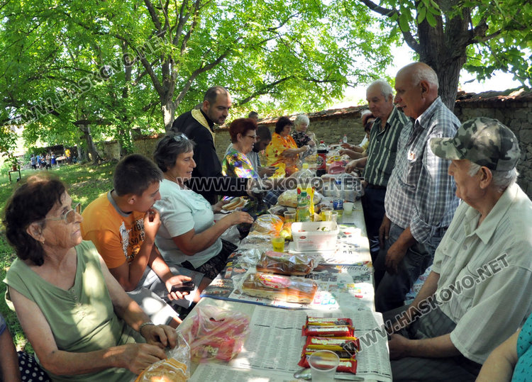 Курбан от фасул и сладолед за 130 г от освещаване на църквата „Света Неделя“