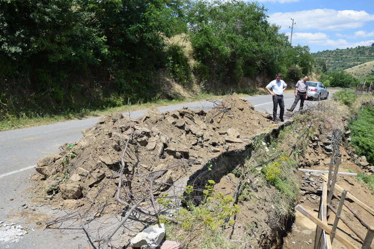 Възстановяват пропадналия от свлачище път в Горно Прахово с общински средства