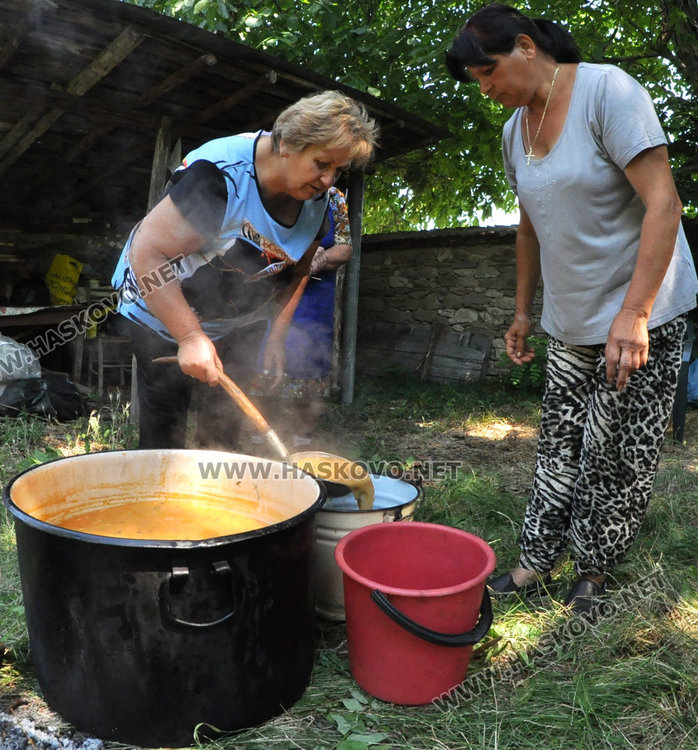 Курбан от фасул и сладолед за 130 г от освещаване на църквата „Света Неделя“