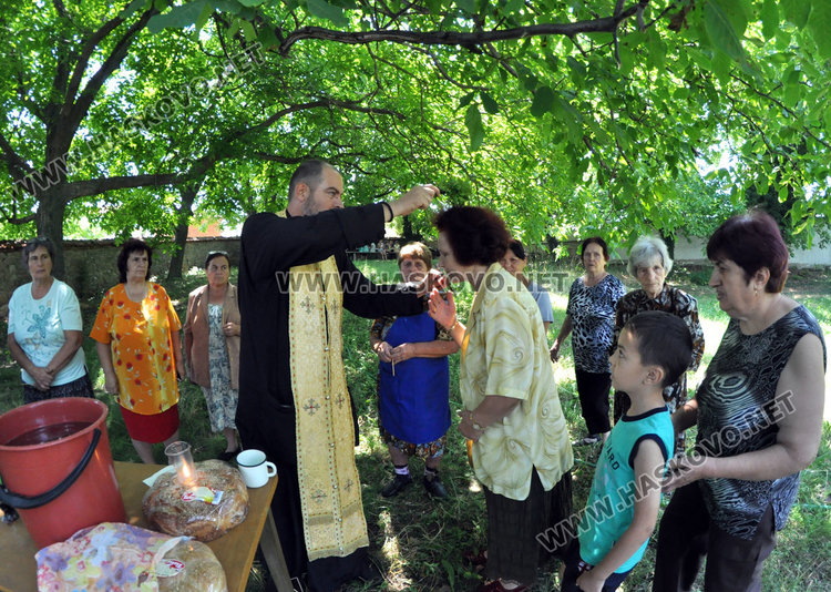 Курбан от фасул и сладолед за 130 г от освещаване на църквата „Света Неделя“