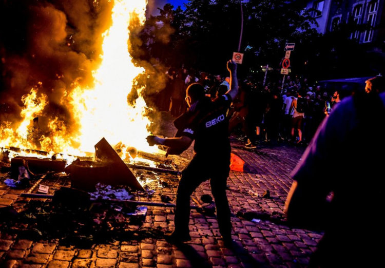 Близо 200 полицаи са ранени при протестите в Хамбург 