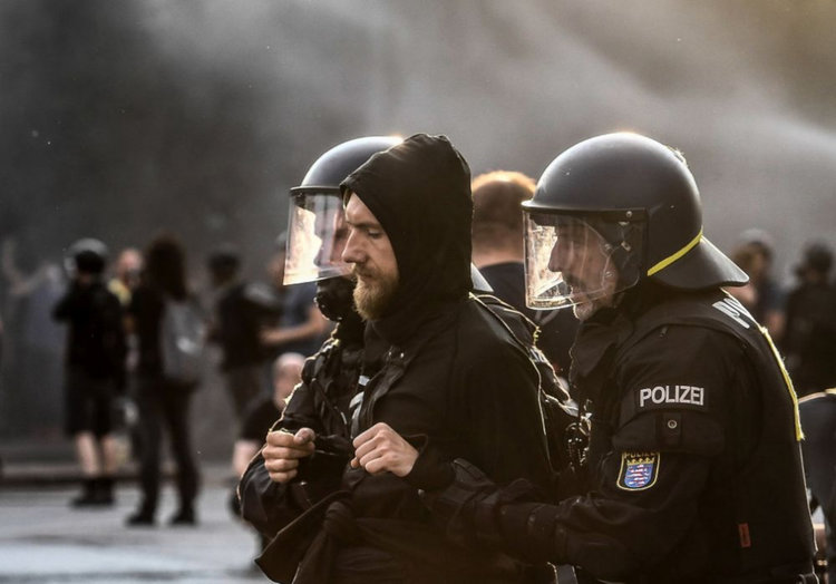 Близо 200 полицаи са ранени при протестите в Хамбург 