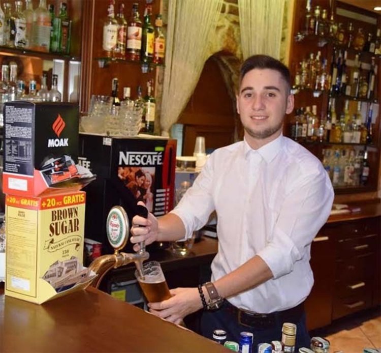 Студентът в Тракийския университет Денис Сали заработва пари като барман