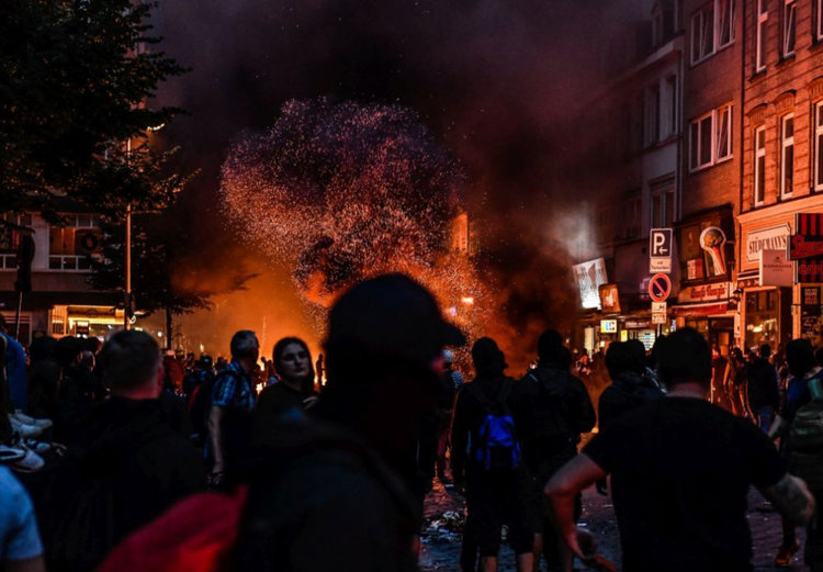 Близо 200 полицаи са ранени при протестите в Хамбург 