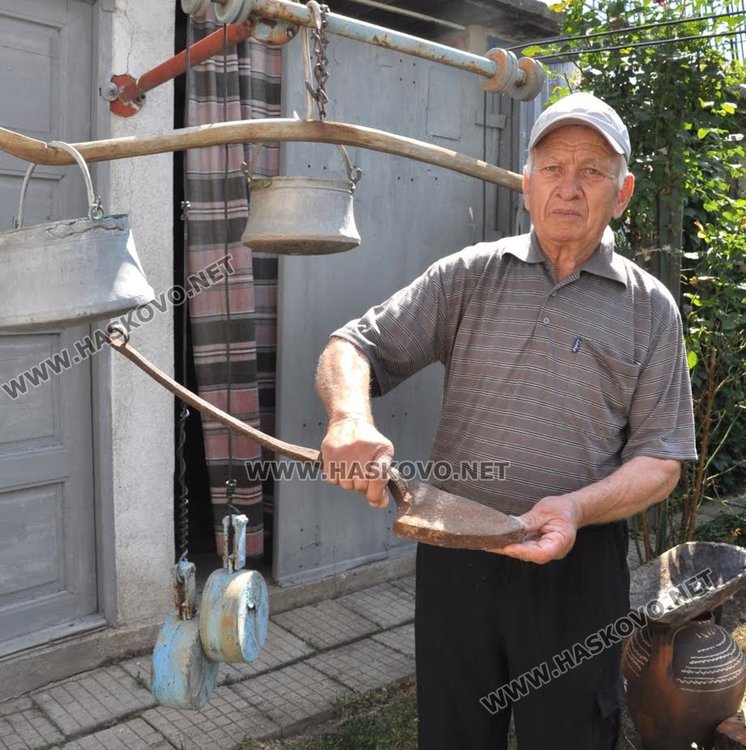 Съхранена е и ютия от миналия век