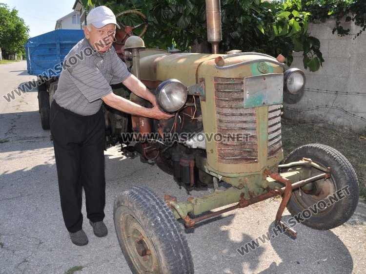На улицата пред музея Tенчо още пази своя действащ трактор "Зетор" от 1960г.