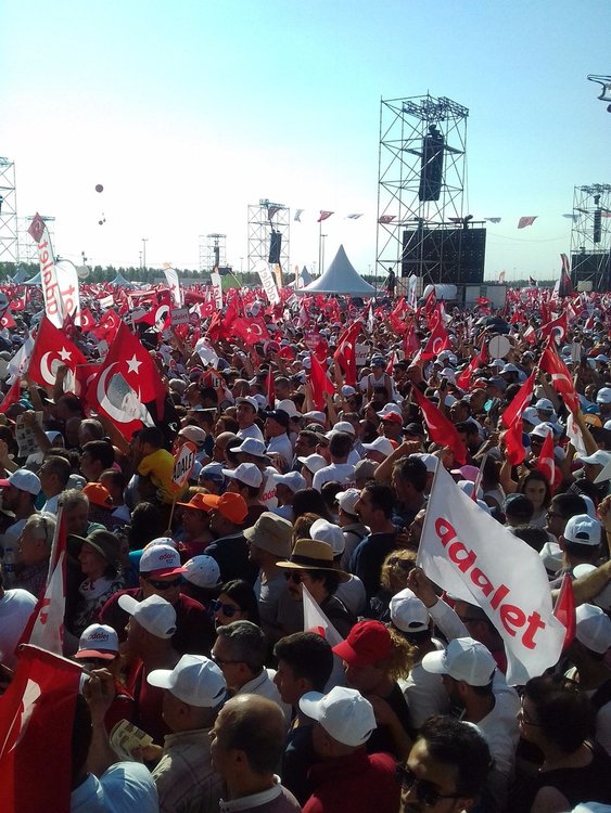 Хиляди се включваха в митинга за справедливост в Истанбул