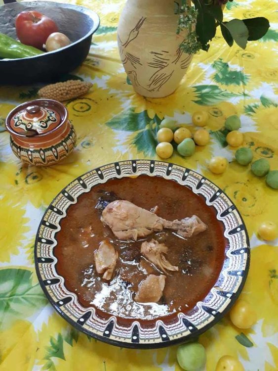 Домакините от Райново предложиха на пресъстващите пиле със сливи, което е известно в региона